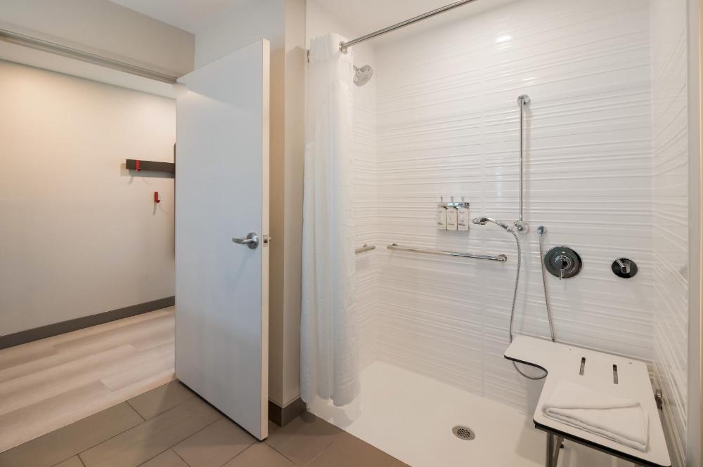 King Room - Mobility Access/Hearing Accessible interior